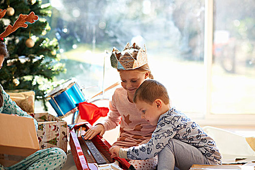 女孩,兄弟,客厅,地面,看,玩具,吉他,圣诞礼物