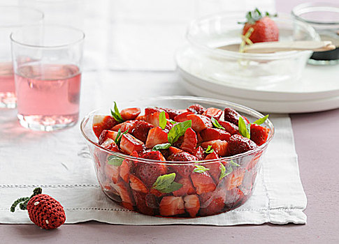 草莓,水果沙拉,罗勒