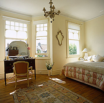 传统,黄色,卧室,双人床,木地板,凸窗,梳妆台,地毯