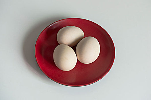 裝在盤子里的三個雞蛋