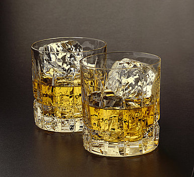 两个,玻璃杯,苏格兰,冰块