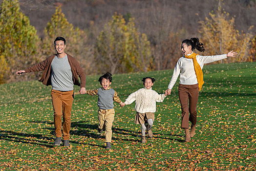 年轻夫妻带着孩子在公园玩耍