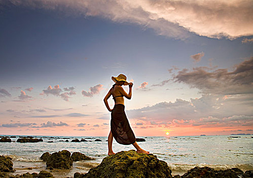 女人,戴着,帽子,莎笼,站立,海滩,热带海岛,日落,苏梅岛,泰国