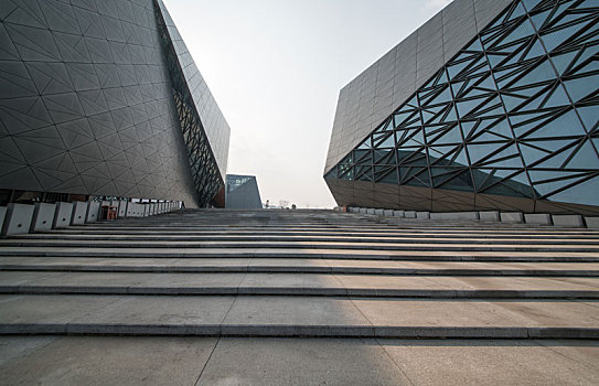 我国已建成大中型灌区7300多处