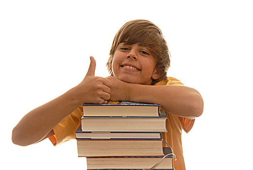 男孩,倚靠,一堆,书本,看,高兴,竖大拇指