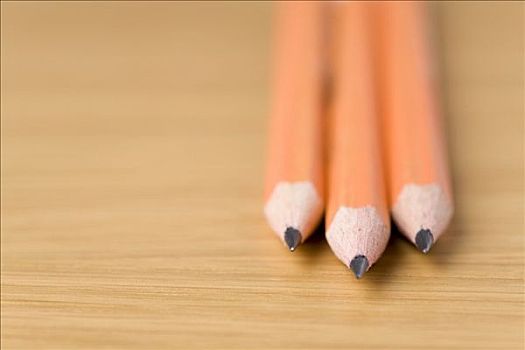 三个,铅笔,桌子