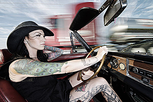 女孩,纹身,帽子,驾驶,公路,中心,俄勒冈,美国