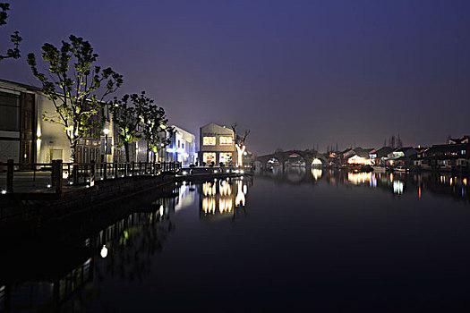 朱家角现代商铺夜景