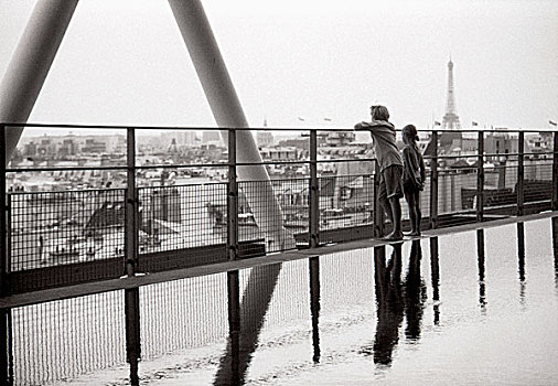 两个孩子,看,城市,蓬皮杜,博物馆,埃菲尔铁塔,背景,巴黎,法国