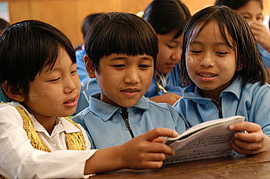 年轻,女孩,种族,读,课本,教室,寺院,掸邦,缅甸