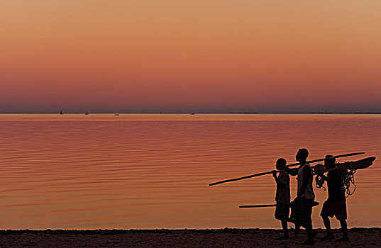 madagascar,tulear,ifaty,pink,sunrise,with,fishermen,at,the,beach
