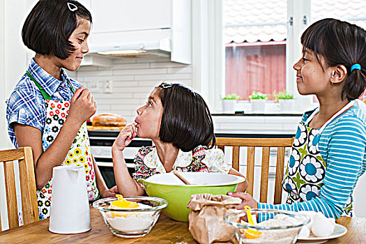 三个女孩,烘制,厨房