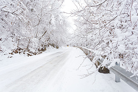 陕西秦岭公路雪景