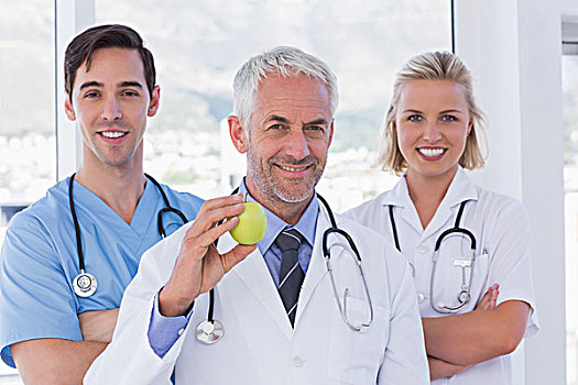 医生,医护人员,站立,一个,拿着,青苹果