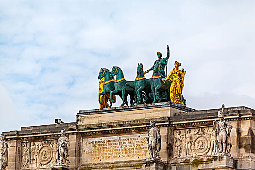 法国巴黎卢浮宫广场前的小凯旋门
