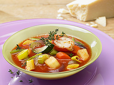 蔬菜浓汤,脆皮,西红柿
