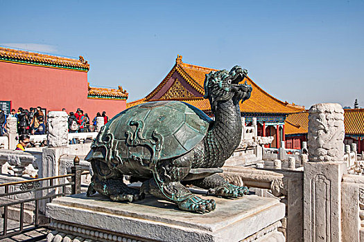 北京故宫博物院太和殿前铜龟与铜鹤