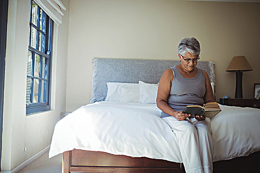 老年,女人,读,书本,坐,床,卧室,在家