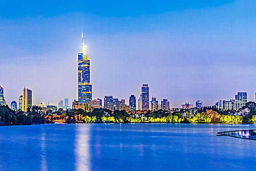 南京玄武湖与城市建筑夜景