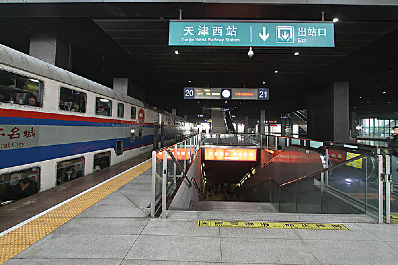 天津西站_火车站_交通_通道_车厢_建筑_高铁_现代化_高清图片_全景
