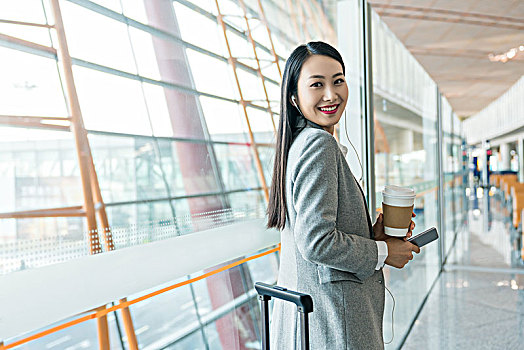 商务女士在机场候机