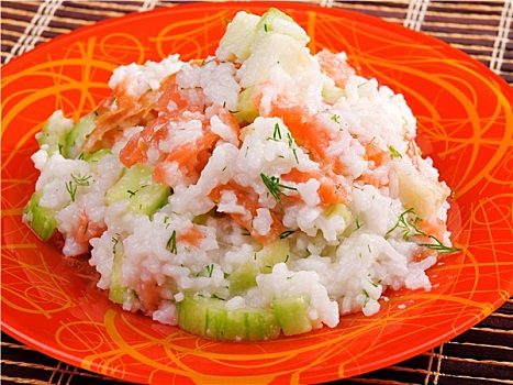 米饭,三文鱼,黄瓜,沙拉
