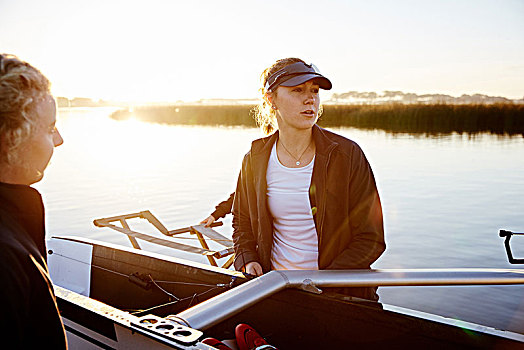 专注,女性,桨手,举起,短桨,日出,湖岸