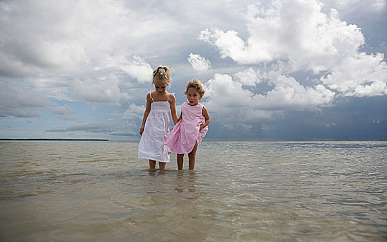 两个女孩,站立,海中
