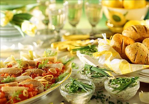 复活节早午餐,鲑鱼片,番茄面包,蘑菇,黄油
