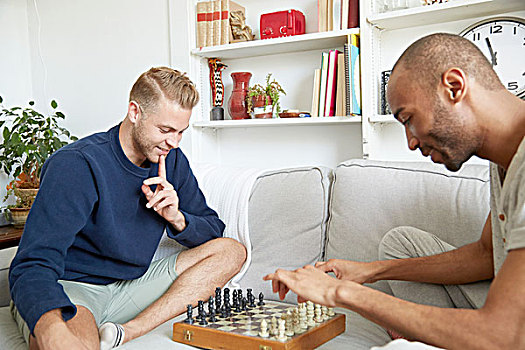 男人,坐,沙发,玩,下棋,微笑