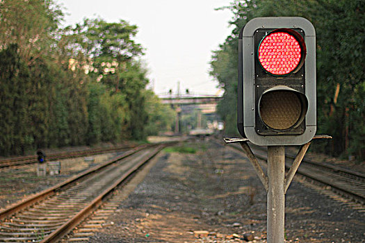 铁路和一旁的指示灯