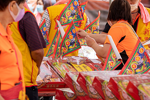 中国鬼节中元普渡丰盛的祭祀品及人们