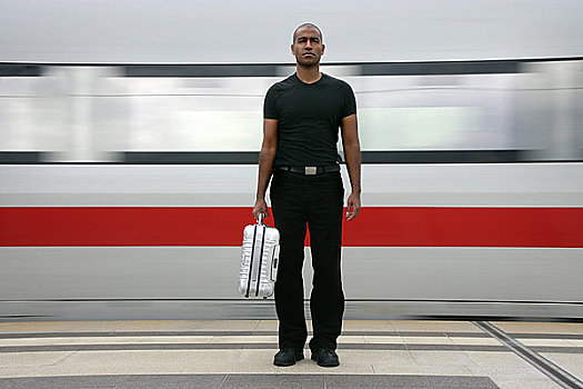 男人,手提箱,站立,火车站台,正面,列车