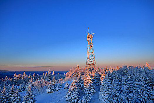 林海雪原中的防火瞭望塔
