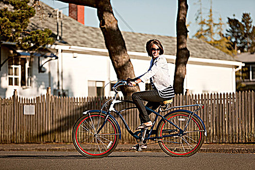 女青年,骑自行车,街道,肖像,俄勒冈,美国