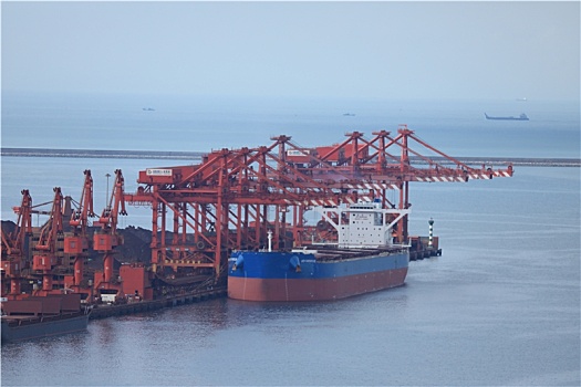 山东省日照市,风雨过后蓝天白云重现,港口运输生产繁忙有序
