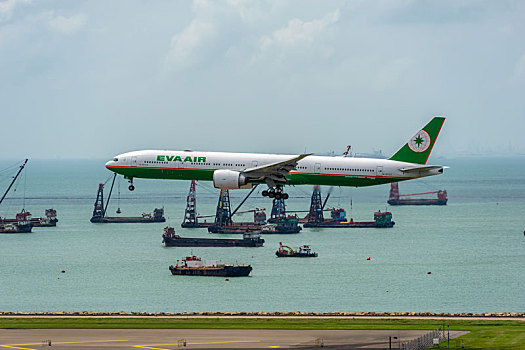 一架台湾长荣航空的客机正降落在香港国际机场