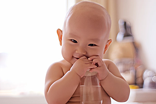 抱着奶瓶在玩的婴儿特写镜头