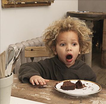 男孩,吃,巧克力蛋糕