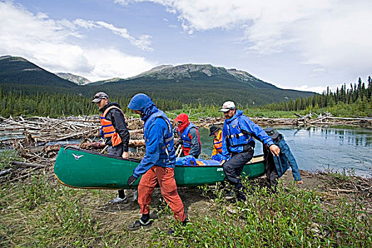 男人,独木舟,上方,陆地,旁路,障碍,原木,堵塞,后面,河,育空地区,加拿大