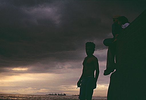 日落,湾,船,背景,男人,站立,香烟,高处,他,情侣,搂抱,墙壁,马尼拉,菲律宾