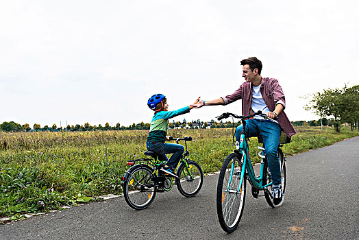 男孩,骑自行车,成年,接触,鼓掌