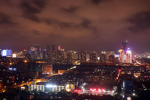 山东省日照市,暴雨突袭,马路秒变停车场,有人堵在路上2个小时