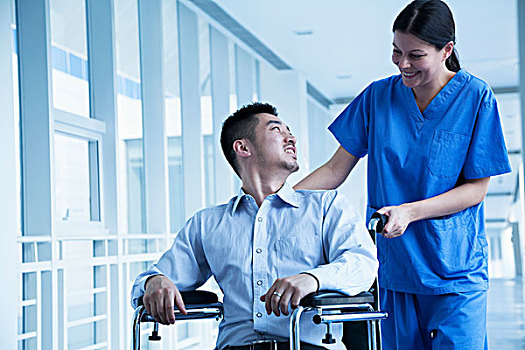 微笑,女护士,推,协助,病人,轮椅,医院