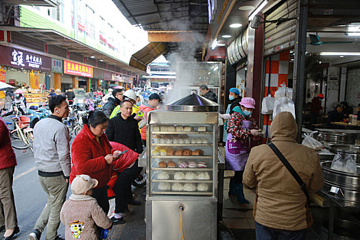 广东省广州市,实拍黄埔区沙步农贸市场,鸡鸭鱼肉琳琅满目供应充足