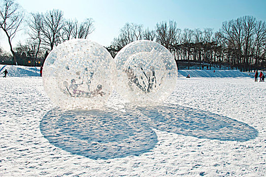 雪地波波球休闲运动