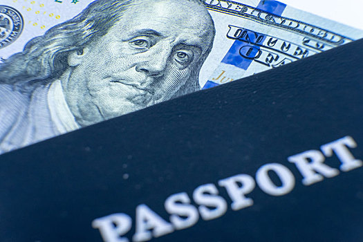 美国护照与100美元纸币的概念图