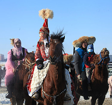新疆巴里坤,哈萨克族网红盛装宣传冰雪旅游节