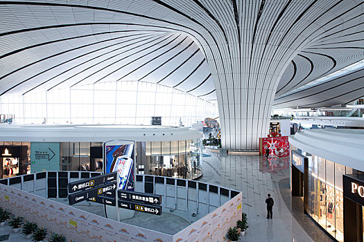 白天北京大兴机场室内候机室建筑风光