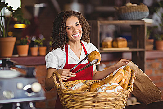 微笑,女店员,挑选,向上,面包,篮子,头像,咖啡馆